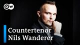 Countertenor Nils Wanderer: Portrait of the versatile singer with the poignantly high voice