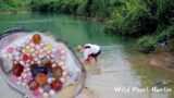 Pearl divers are looking for mussels in the lake, and the colorful pearls are harvested in abundance