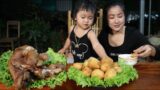 Yummy crispy pork leg and crispy duck egg cooking – Mommy and children cooking