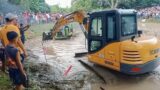 BACKHOE TO THE RESCUE TROUBLED OFF ROAD VEHICLES. #offroad #bansalan