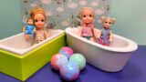 Bath fizz ! Elsa & Anna toddlers – water fun – surprises – Barbie