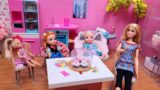 Play doh fun ! Elsa & Anna toddlers – Barbie dolls – Chelsea – pretend food