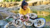 The girl cut open the big clam to extract the pearls inside, and found 1000 small clams on it