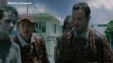 [Re-upload]Rick and Glenn smear zombie flesh and blood to save everyone.