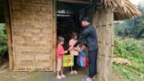 Two children dug up tapeworms to sell and were given food by a kind man | Ly Ton Quang