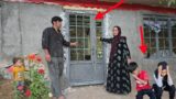 Installation of the door of Shahla's house by master craftsman: Shahla and her children are grateful