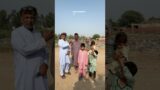 Baap mehnat kertay kertay kamzoor ho gya lekan mehnat nae chori #humanity #family #help
