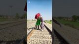 Ye Paglon Ny Kya Kr Dia?#ytshorts #trending #youtubeshorts #train #viralvideo #india #shortvideos